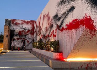 Activistas climáticos pintan de rojo y negro mansión de Lionel Messi en Ibiza