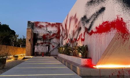 Activistas climáticos pintan de rojo y negro mansión de Lionel Messi en Ibiza