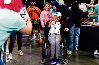 Bad Bunny regala instrumentos y selfies a jóvenes