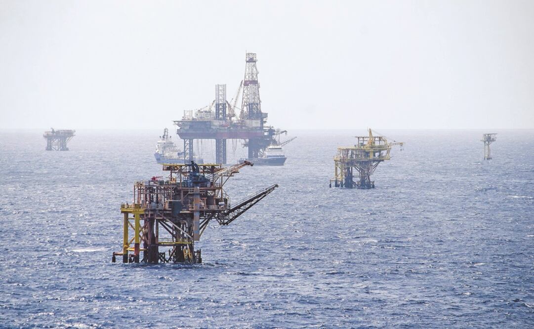 La Sonda de Campeche se ubica a 150 kilómetros de la costa y en ella operan de manera permanente más de 100 plataformas. Foto: ARCHIVO EL UNIVERSAL 