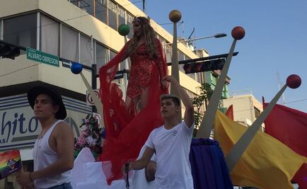 Paty Navidad baila "El Sinaloense" en marcha gay de Culiacán