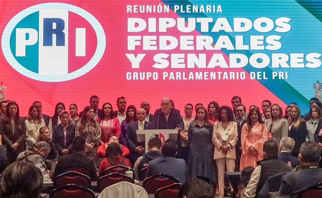 Reunión plenaria de diputados federales y senadores del grupo parlamentario del Partido Revolucionario Institucional (PRI). Foto: Hugo Salvador/ EL UNIVERSAL