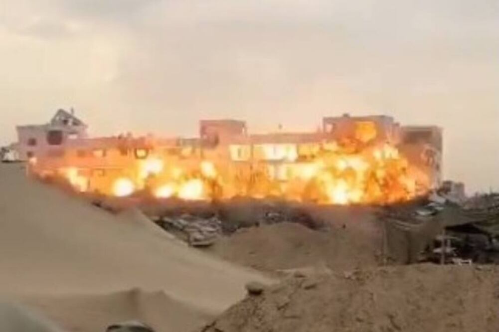 Captura de video del momento en que las fuerzas israelíes hacen estallar el Parlamento de Hamas, en Gaza. FOTO: VIDEO