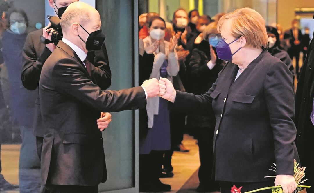 Olaf Scholz, con su predecesora en la cancillería Angela Merkel, en Berlín. Foto: Clemens Bilan. EFE