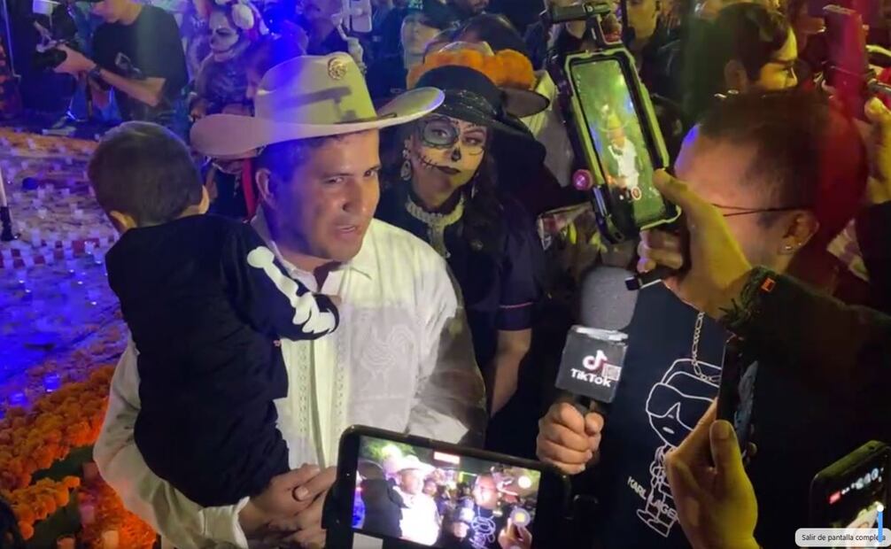 Asesinan a Carlos Manzo, presidente municipal de Uruapan, Michoacán. Foto: Tomadas de @CarlosAlbManzo