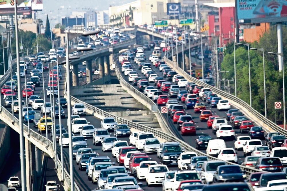 A pesar de las restricciones para que dejen de circular miles de vehículos, se vivió un intenso tráfico en las principales vialidades de la Ciudad de México (MOISÉS PABLO. CUARTOSCURO)