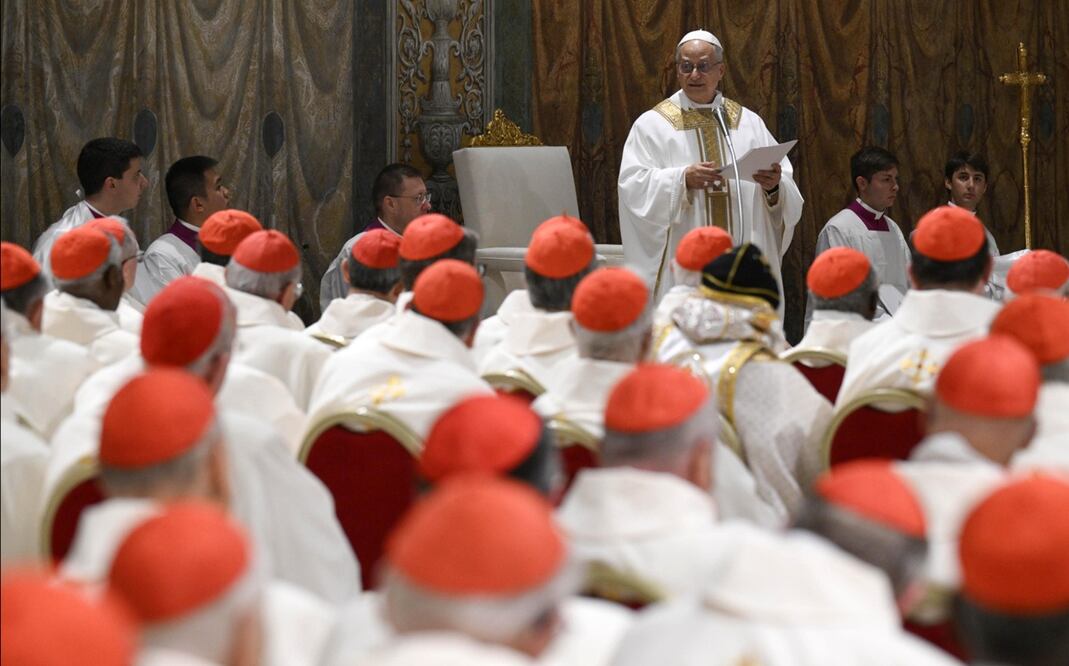 El papa León XIV oficia, este viernes, su primera misa en la Capilla Sixtina ante los 133 cardenales que el jueves lo eligieron en la cuarta votación del cónclave en El Vaticano. Foto: EFE
