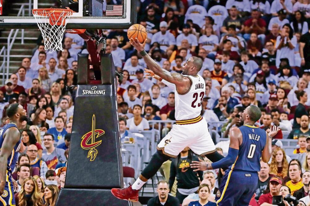 LeBron James y compañía lograron diferencia de apenas un punto (GREGORY SHAMUS. AFP)