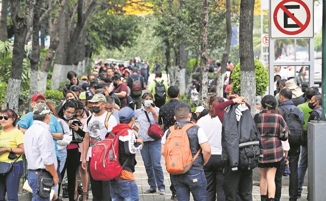 Largas filas de contribuyentes rodeaban las calles aledañas a la oficina del SAT en Paseo de la Reforma, en busca de obtener su constancia fiscal, a causa de los cambios de la nueva facturación 4.0. Foto: VALENTE ROSAS. EL UNIVERSAL