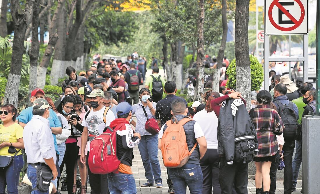 Largas filas de contribuyentes rodeaban las calles aledañas a la oficina del SAT en Paseo de la Reforma, en busca de obtener su constancia fiscal, a causa de los cambios de la nueva facturación 4.0. Foto: VALENTE ROSAS. EL UNIVERSAL