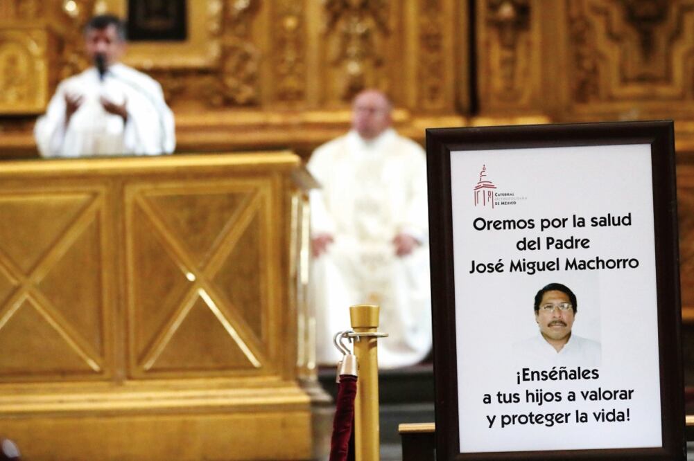 Autoridades de la Iglesia Católica en México piden a los fieles orar por la salud del padre Machorro, apuñalado en la Catedral Metropolitana (ARCHIVO EL UNIVERSAL)
