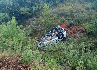 Volcadura de auto oficial del gobierno de Oaxaca deja una persona fallecida y otra más lesionada