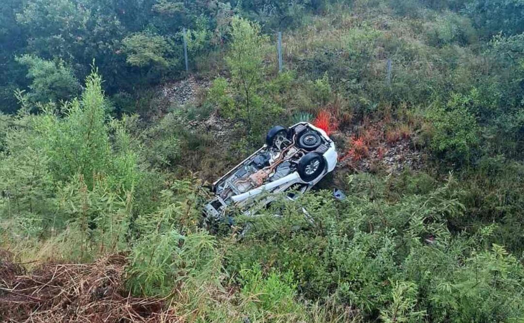 Volcadura de auto del Gobierno de Oaxaca deja una persona fallecida y otra más lesionada (23/09/2025). Foto: Especial