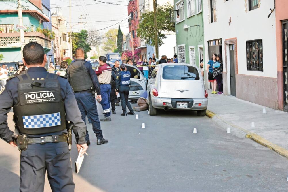 El homicidio. Raymundo Pérez recibió por lo menos siete disparos a quemarropa en la colonia Panamericana, GAM. / HUGO GARCÍA. EL UNIVERSAL