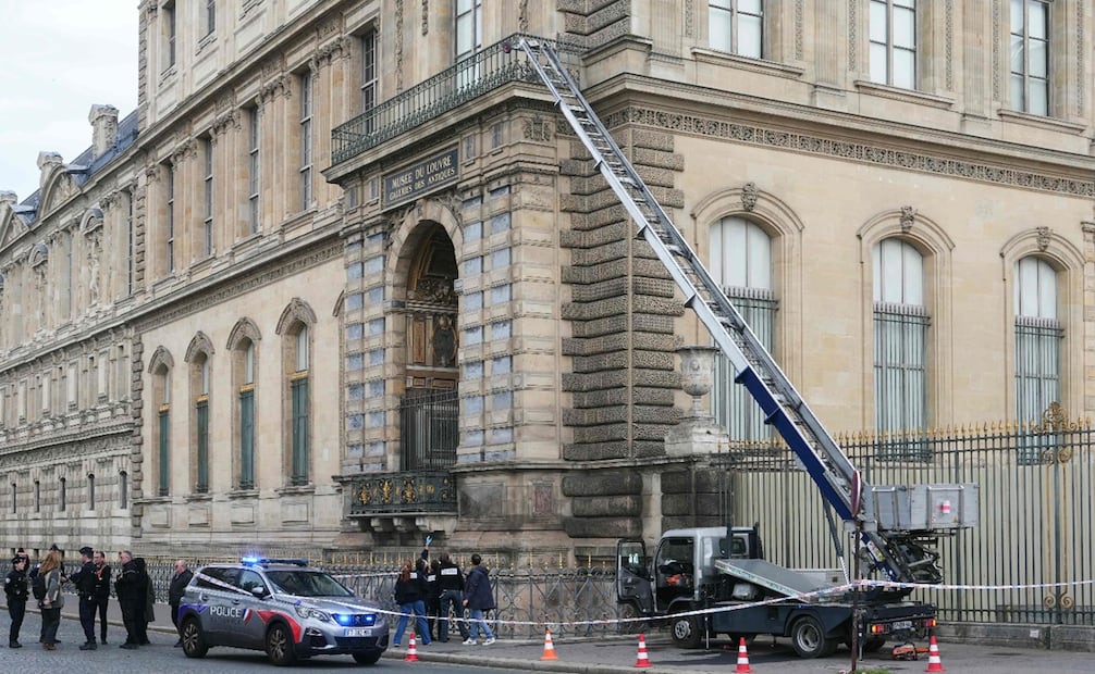 Agentes de la policía francesa se encuentran junto a un montacargas utilizado por los ladrones para entrar al Museo del Louvre. Foto: Dimitar DILKOFF / AFP.