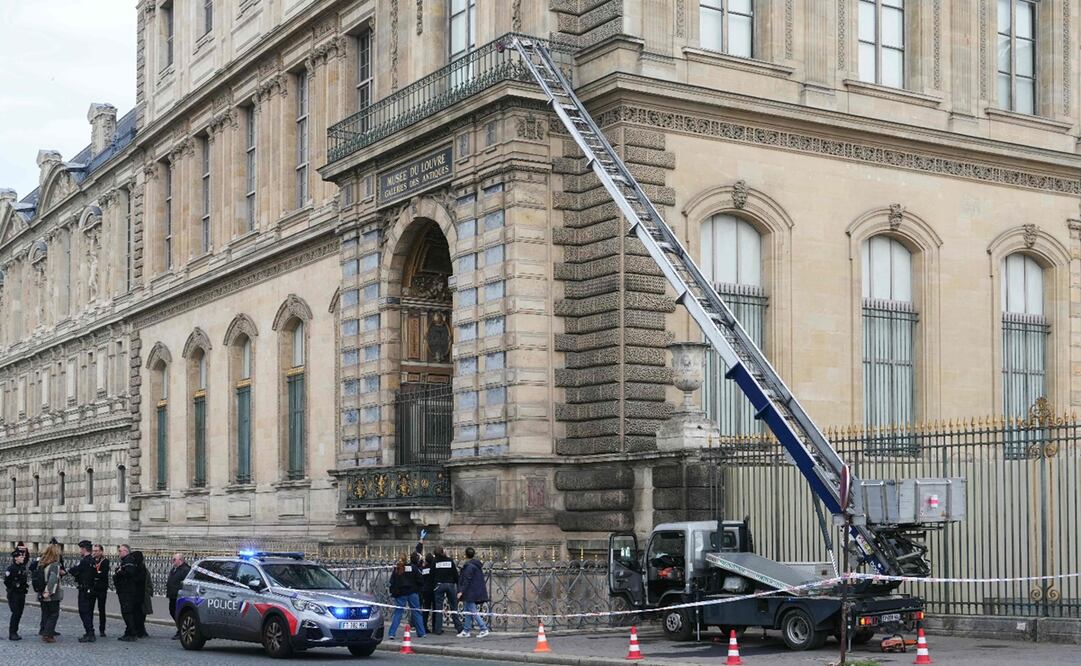 Agentes de la policía francesa se encuentran junto a un montacargas utilizado por los ladrones para entrar al Museo del Louvre. Foto: Dimitar DILKOFF / AFP.