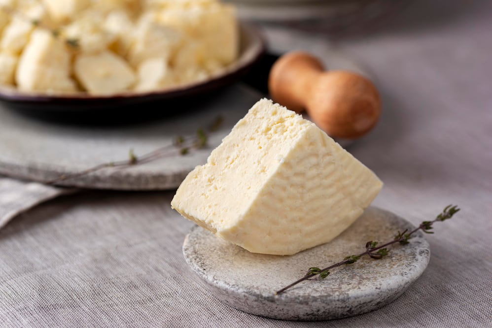 Queso Cotija elaborado con leche cruda de vaca y con un sabor que se intensifica al madurar. Foto: Freepik