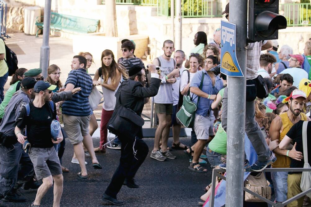 Yshai Shlizel, judío ortodoxo, ataca con un cuchillo a los participantes en la marcha del Orgullo Gay, en Jerusalén, ayer (KOBI SCHUTZ. REUTERS)