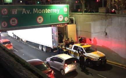Tráiler cargado con jitomates se atora en puente de Viaducto y colapsa circulación