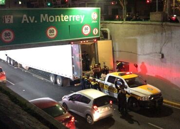 Tráiler cargado con jitomates se atora en puente de Viaducto y colapsa circulación