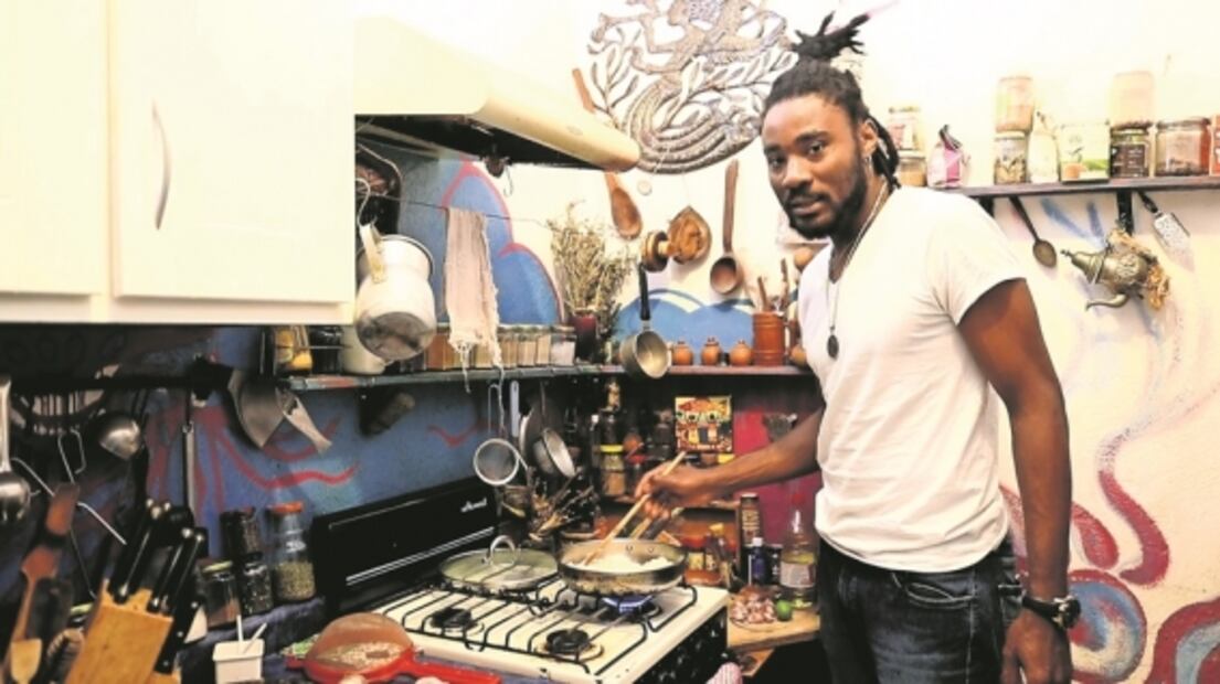 Abre su cocina y les trae el sabor de Haití