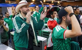 Aficionados toman la Línea 2 del Metro para llegar al Estadio CDMX; "todos cantan, sonríen, es una locura hermosa"