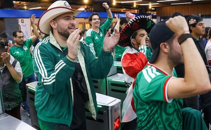 Aficionados toman la Línea 2 del Metro para llegar al Estadio CDMX; "todos cantan, sonríen, es una locura hermosa"