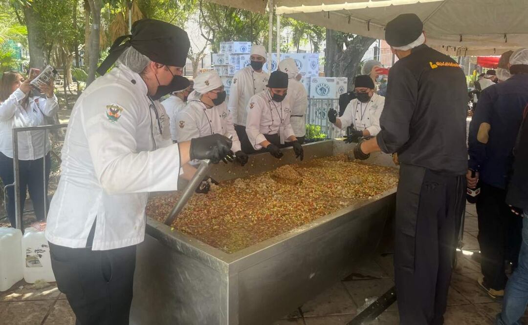 Elaboran uno de los más grandes aguachiles en Culiacán, Sinaloa (10/04/2025). Foto: Javier Cabrera Martínez / EL UNIVERSAL
