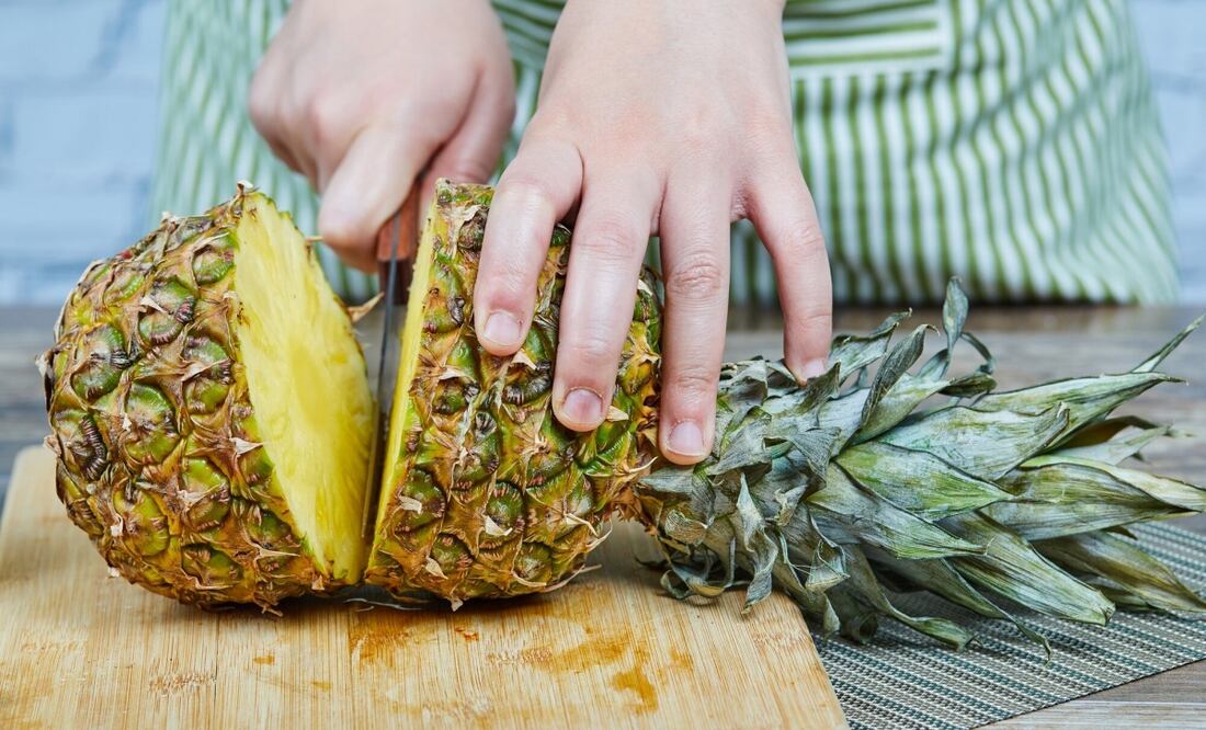 Recicla la cáscara de piña con estos consejos. Foto: Freepik