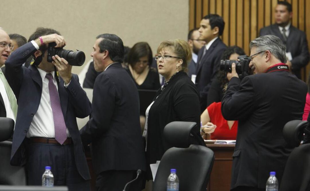 Lorenzo Córdova, se relajó ayer tomando fotografías durante un receso en el pleno del órgano electoral; en la imagen bromea con el consejero Arturo Sánchez, quienes se toman fotografías mutuamente (Foto: YADÍN XOLALPA. EL UNIVERSAL)