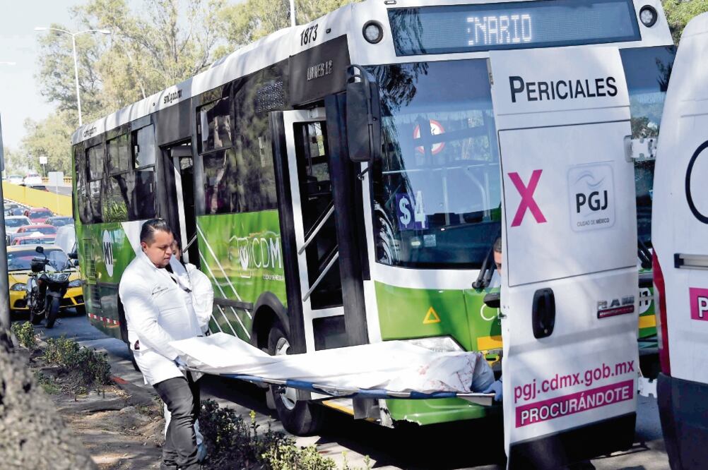 Aunque las unidades médicas llegaron en minutos al lugar de los hechos, sólo confirmaron el deceso de las víctimas, por dos impactos de bala cada uno. Foto: ARMANDO MARTÍNEZ. EL UNIVERSAL