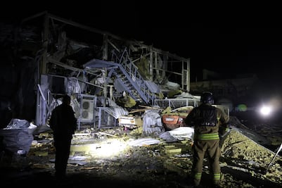 Ataques con drones rusos provocan apagones en dos regiones de Ucrania; Zelensky condena ataque a servicios públicos