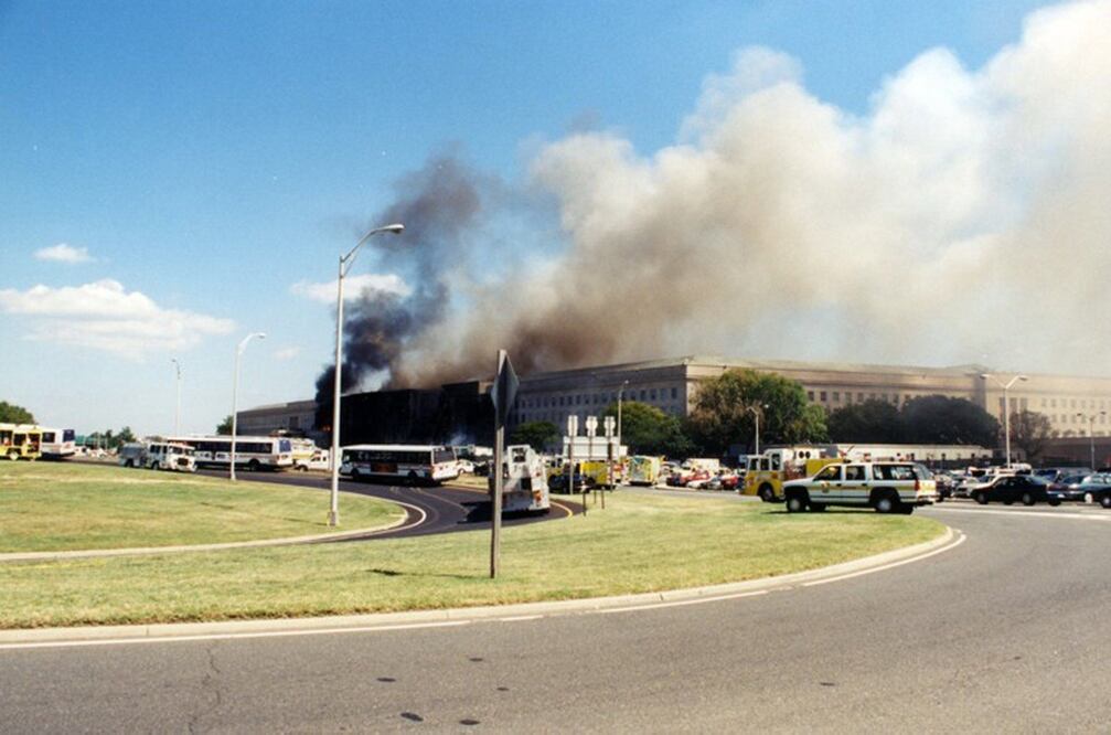 Una columna de humo sale de la fachada del Pentágono contra la que impactó el vuelo 77 de American Airlines el 11 de septiembre de 2001 (Foto: EFE)