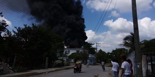 Se incendia presunta bodega huachicolera en Tabasco