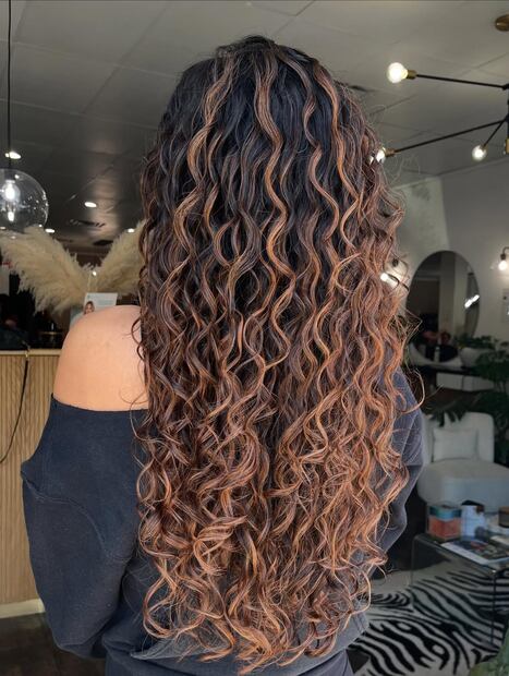 Brunette highlights: tonos que aportan brillo y profundidad al castaño. Foto: Instagram @baby_got_bounce_