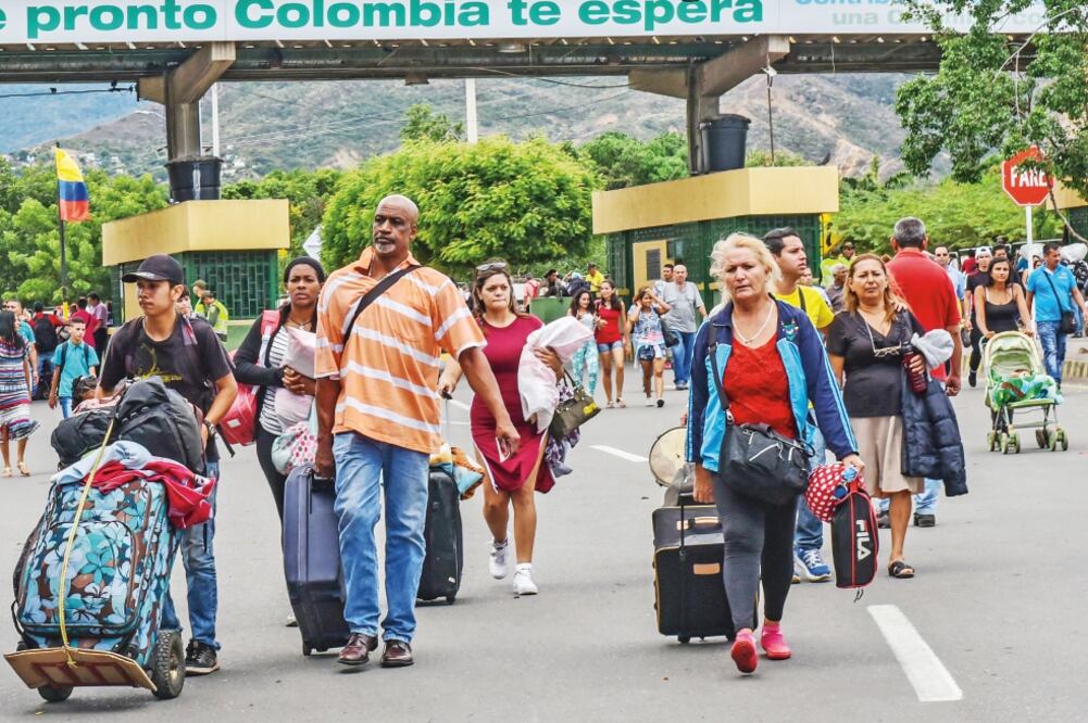 Venezolanos a su llegada a Cúcuta, en Colombia, adonde diario entran unas 25 mil personas a comprar comida o en busca de trabajo (LUIS ACOSTA. AFP)