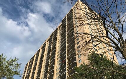 Muere niño en Virginia tras caer desde un balcón en el piso 24