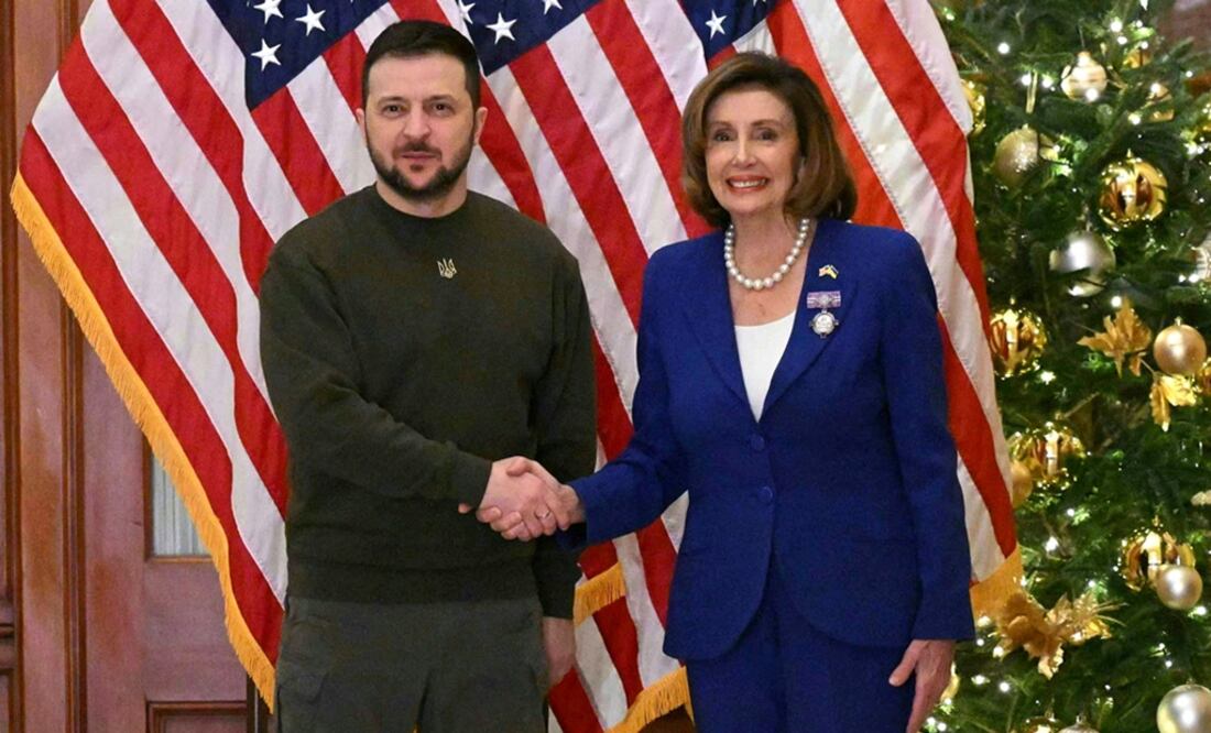 La presidenta de la Cámara de Representantes, Nancy Pelosi, se reúne con el presidente de Ucrania, Volodimir Zelensky, en el Capitolio de EU. Foto: AFP