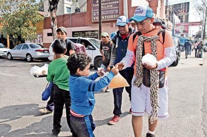 Niños, adultos mayores y mujeres embarazadas avanzaban con fe