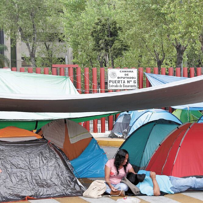 Los integrantes de la CNTE, que mantenían un campamento a las afueras de San Lázaro, se distribuyeron por los ocho accesos de la Cámara de Diputados para bloquear el recinto legislativo. DIEGO SIMÓN. EL UNIVERSAL