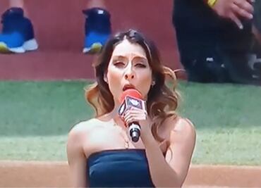 María León se equivoca en el Himno Nacional Mexicano durante el México City Series