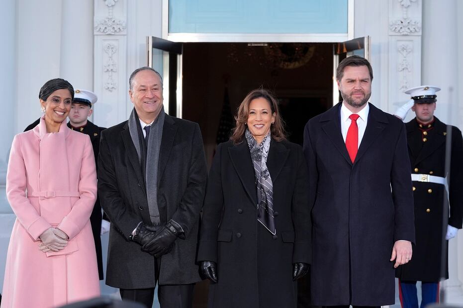 La vicepresidenta Kamala Harris y el segundo caballero Doug Emhoff saludan al vicepresidente electo JD Vance y a su esposa, Usha Vance, a su llegada a la Casa Blanca, el lunes 20 de enero de 2025, en Washington. Foto: AP
