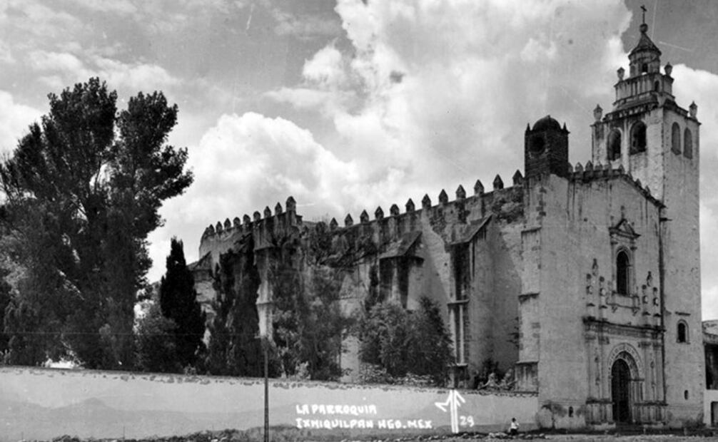 Vista de la parroquia de San Miguel Arcángel en 1929, fue construida a finales del siglo XVI por monjes agustinos durante la evangelización del pueblo otomí. Municipio de Ixmiquilpan. Foto: Mediateca INAH/ Especial.