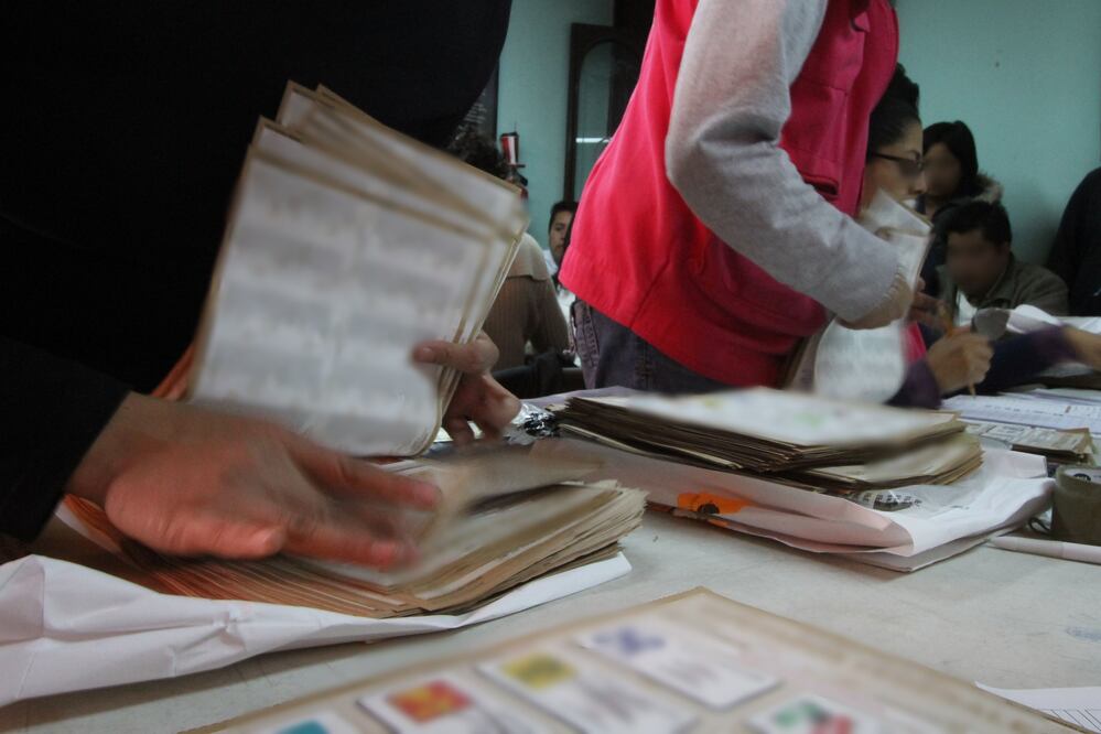 Foto genérica de conteo de votos. Especial