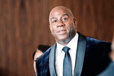 'Magic' Johnson dice que el gerente general de los Lakers "lo apuñaló"