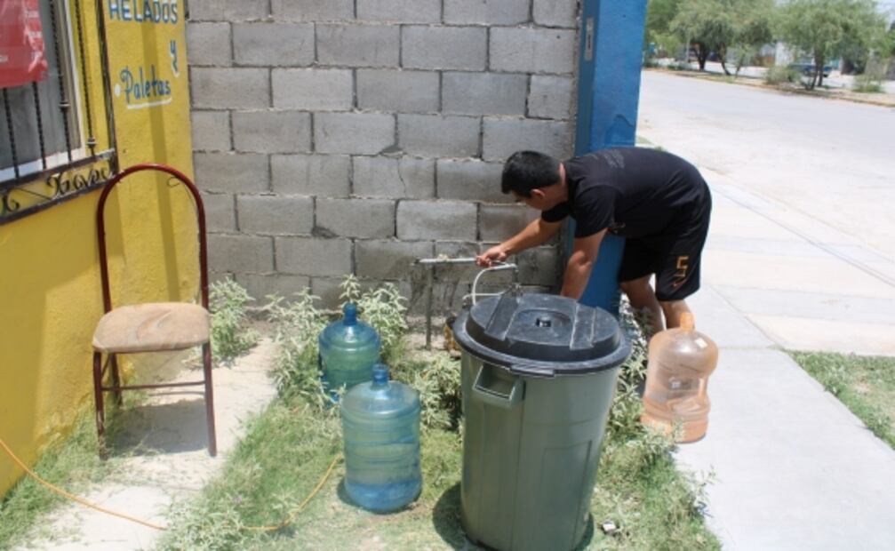 También en Torreón se agudiza el problema del agua: habitantes esperan por pipas