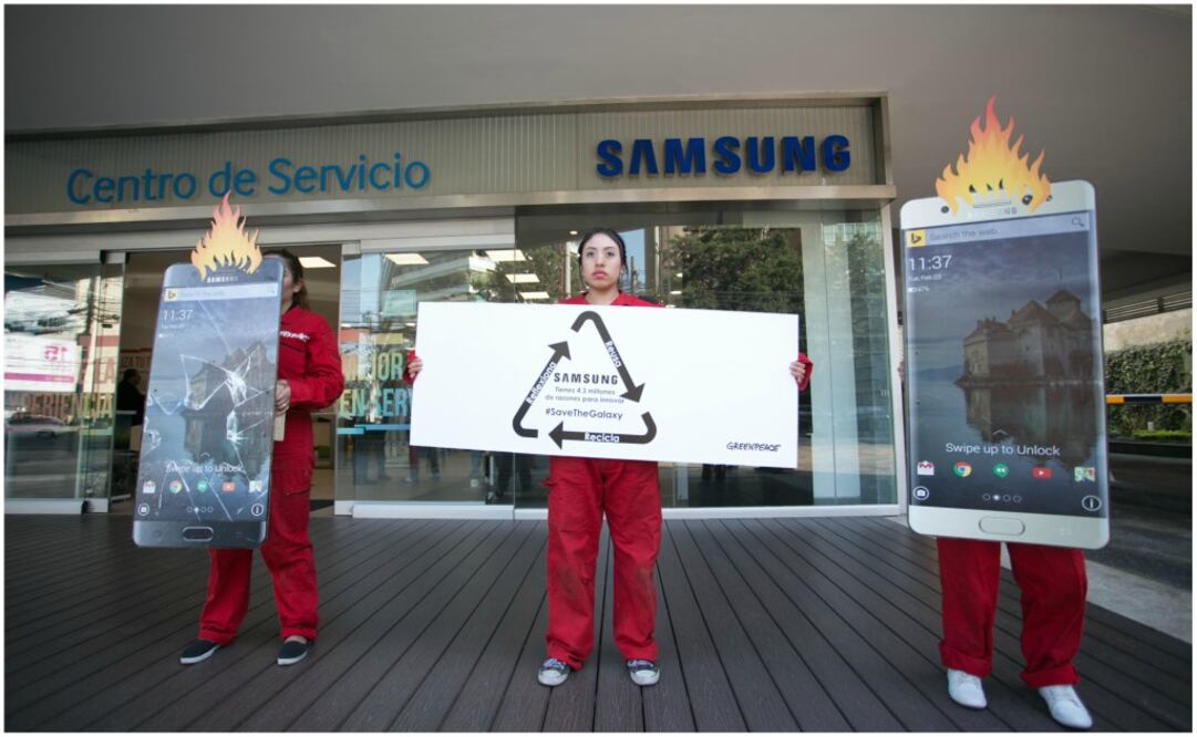 Los integrantes de la organización ambientalista colocaron imágenes del Galaxy Note 7 con el mensaje “Samsung tienes 4.3 millones de razones para innovar. Reflexiona. Reusa. Recicla”