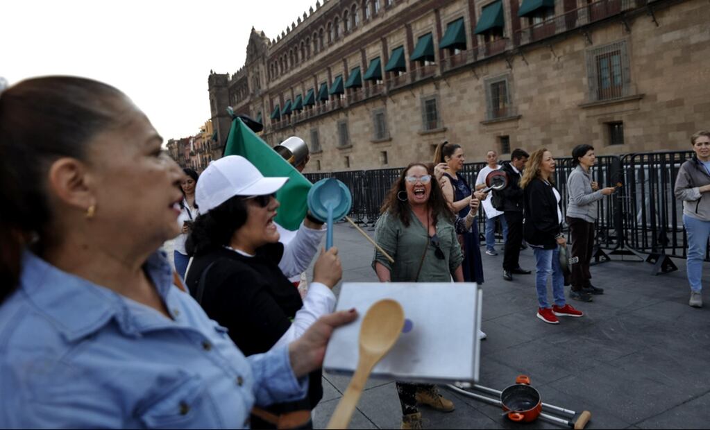 Con zapatos vacíos, familiares de desaparecidos en diversos estados del país se manifestaron afuera de Palacio Nacional para exigir justicia a la presidenta Claudia Sheinbaum. Foto: Diego Simón Sánchez/EL UNIVERSAL
