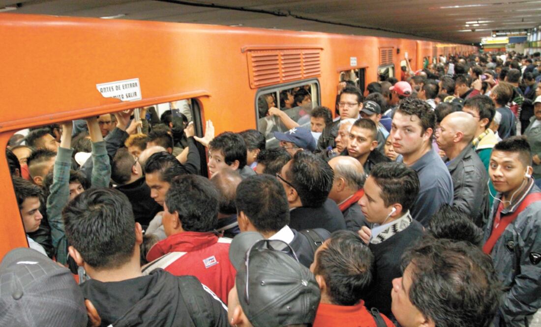 Debido a la gran demanda que se registra en horas pico, usuarios reportan que pueden esperar hasta 40 minutos para subirse a los trenes de la L7. Foto: ARCHIVO. EL UNIVERSAL