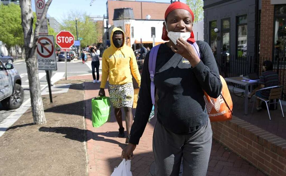 Unos haitianos procedentes de Texas caminan hoy, a su llegada a Washington (EEUU). Foto: Ilustrativa. EFE